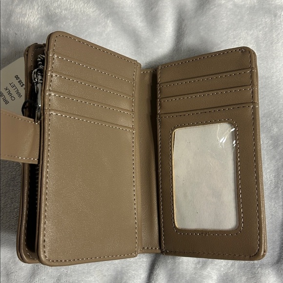 Steve Madden “Brubi” Tan Wallet with Snap and 2/3 Zip Around Closure. - Picture 4 of 5